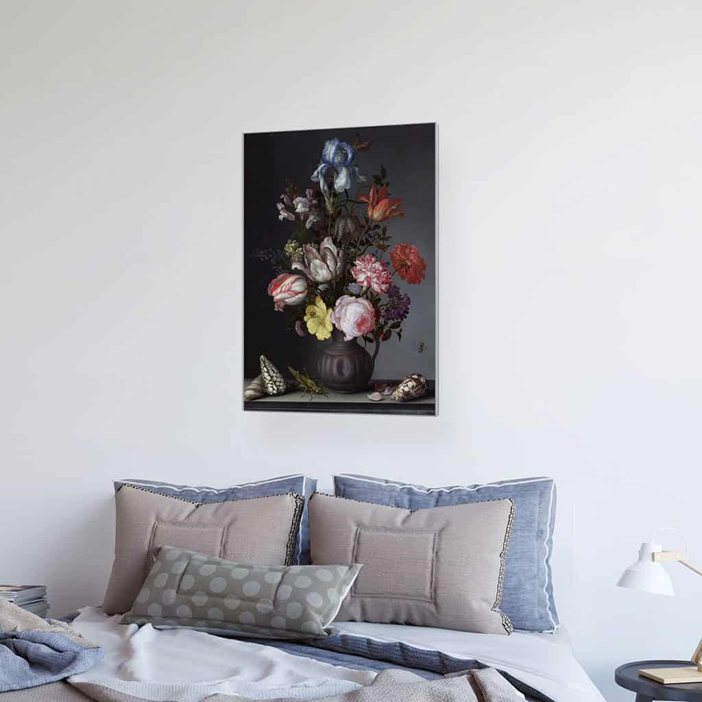 Bloemen in een vaas met schelpen en insecten - Balthasar van der Ast