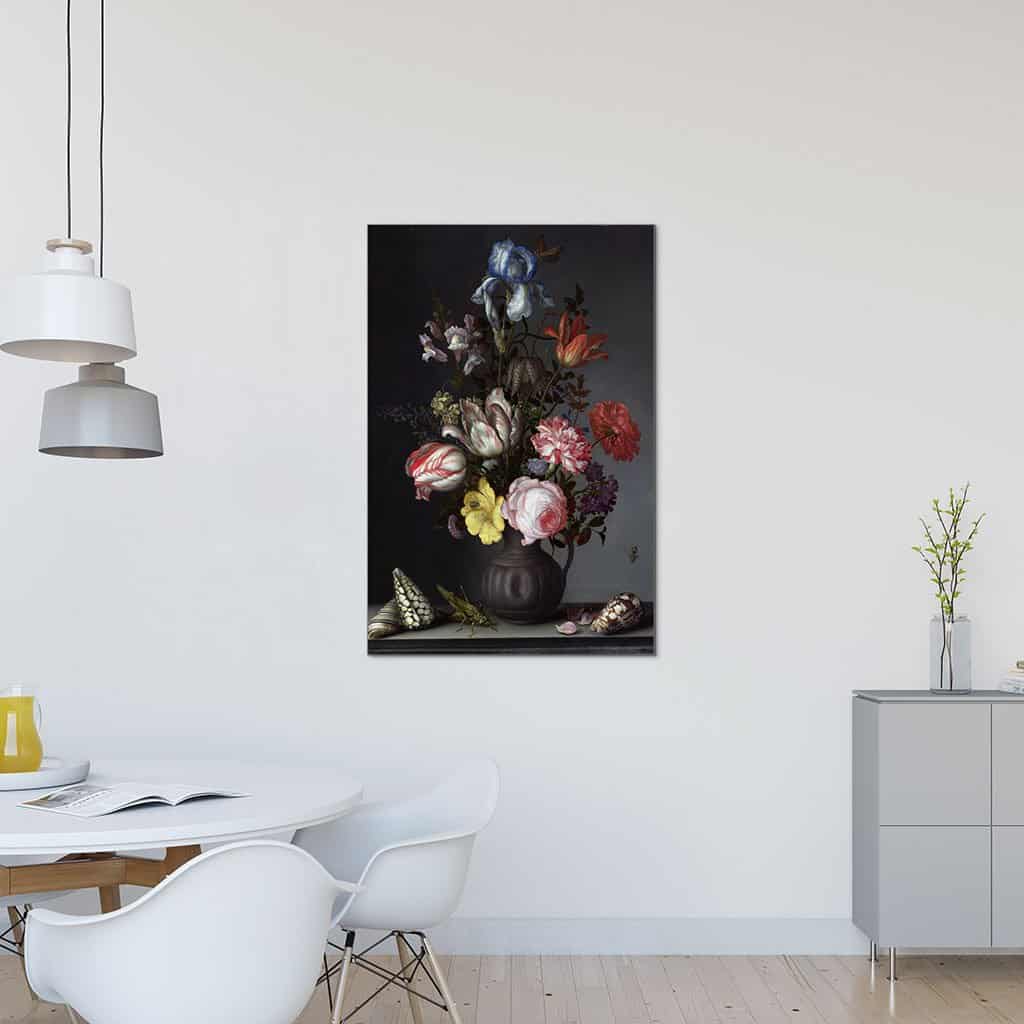 Bloemen in een vaas met schelpen en insecten - Balthasar van der Ast