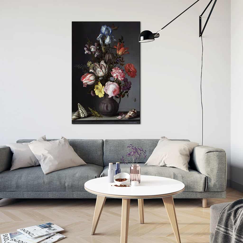 Bloemen in een vaas met schelpen en insecten - Balthasar van der Ast