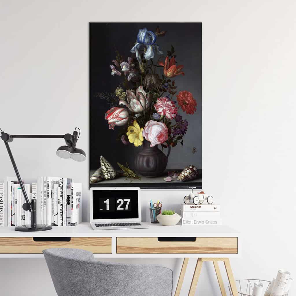 Bloemen in een vaas met schelpen en insecten - Balthasar van der Ast