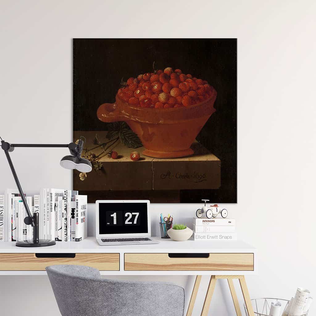 Een bakje aardbeien op een stenen plint (Adriaen Coorte)