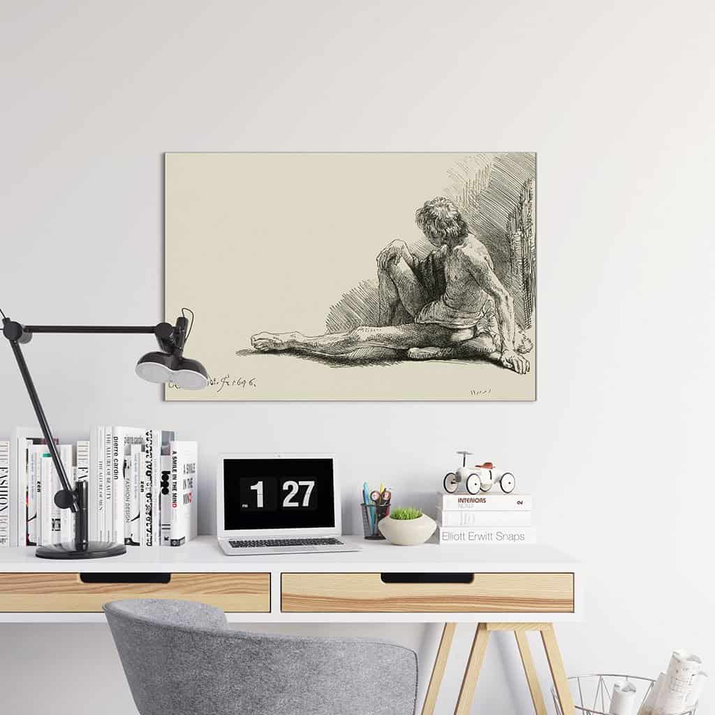 Jonge man, zittend op de vloer met een uitgestrekte been - Rembrandt