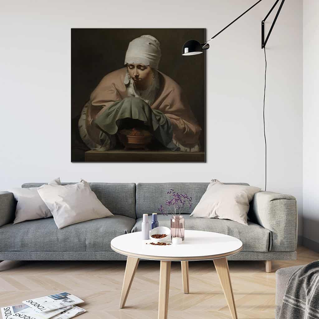Een jonge vrouw verwarmt haar handen over een brand - Caesar van Everdingen