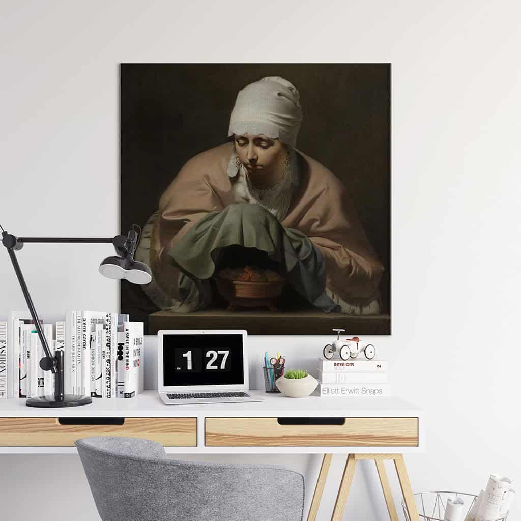 Een jonge vrouw verwarmt haar handen over een brand - Caesar van Everdingen