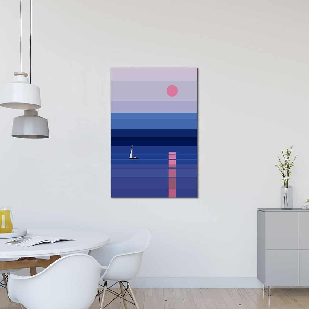 Blauw en roze zeegezicht met zeilboot