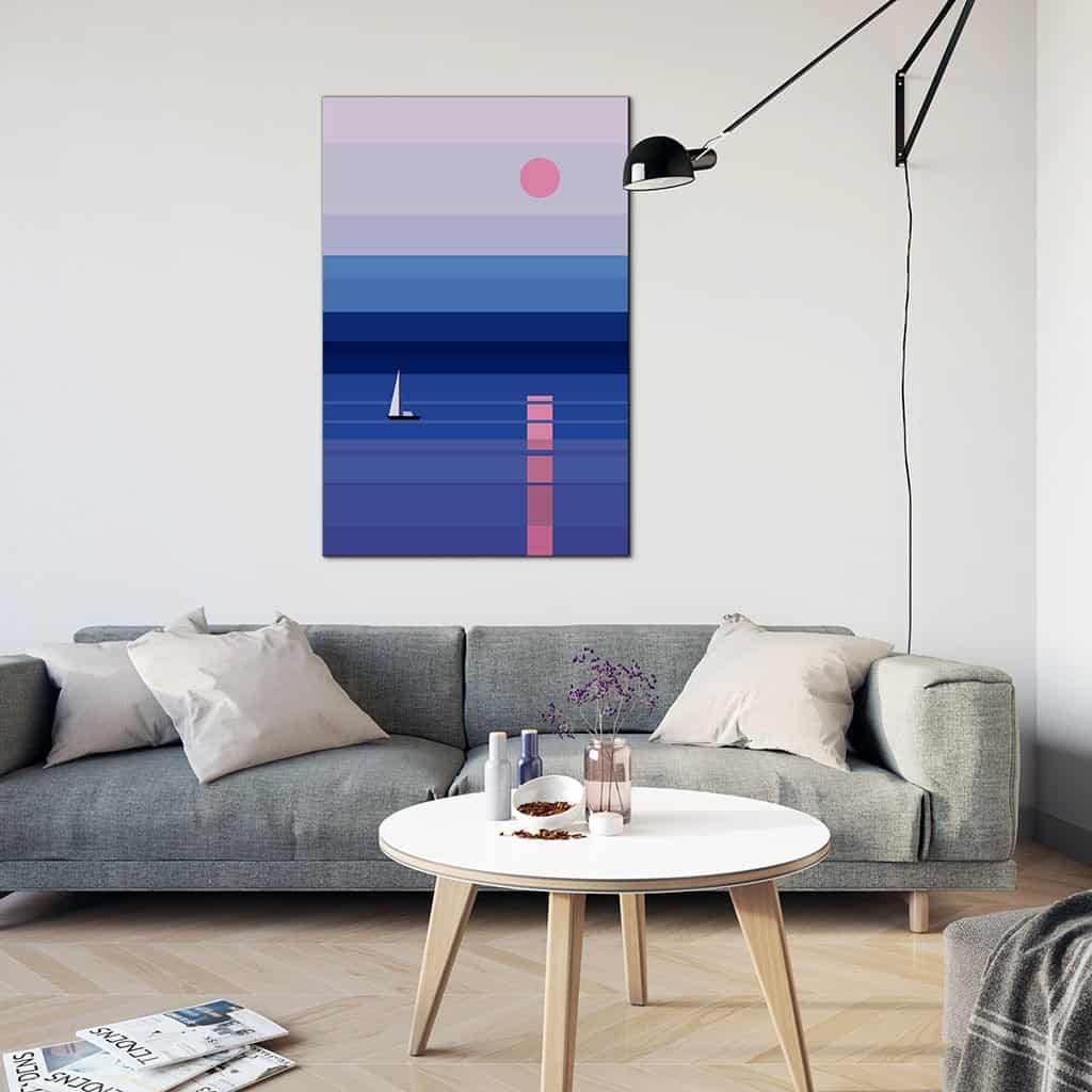 Blauw en roze zeegezicht met zeilboot