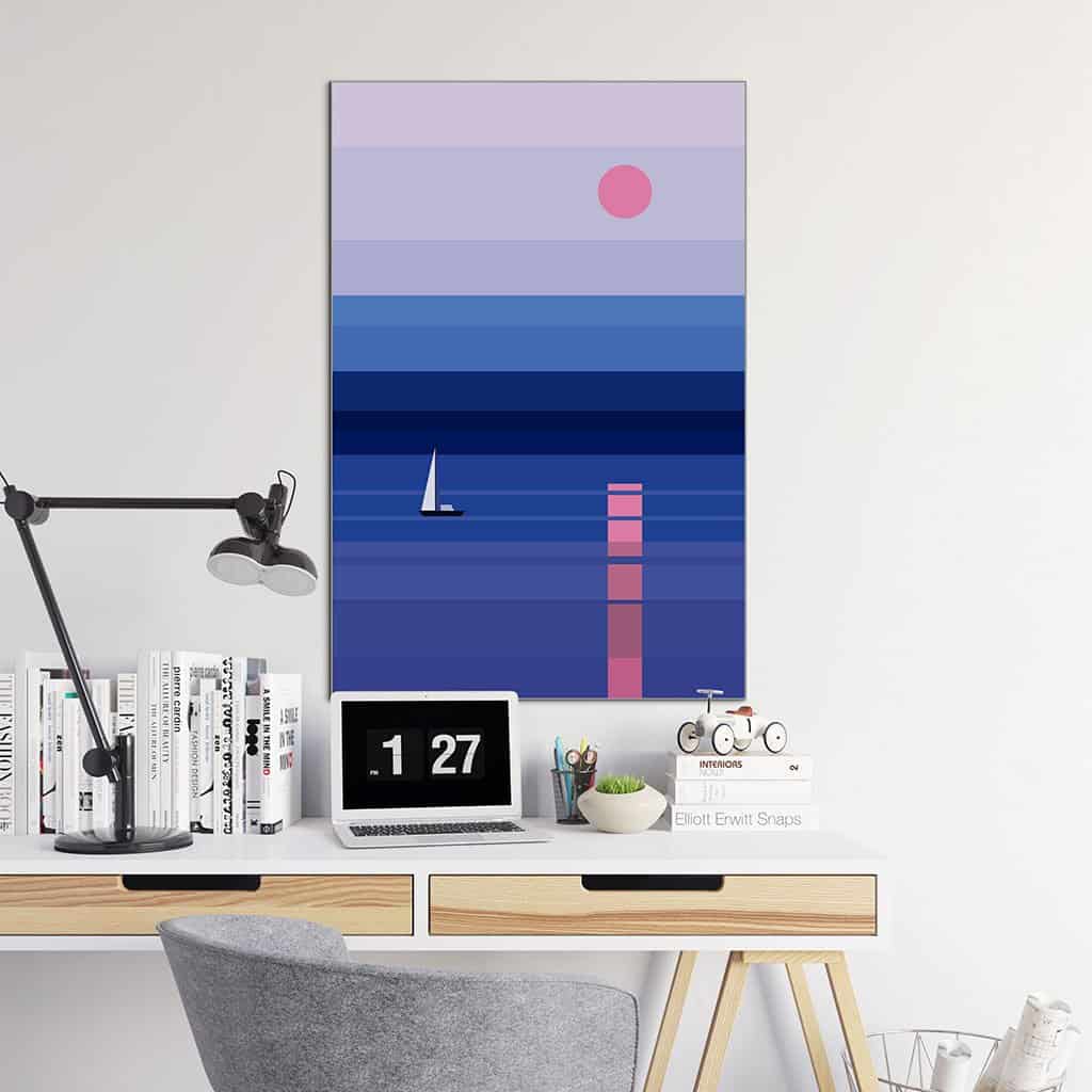Blauw en roze zeegezicht met zeilboot