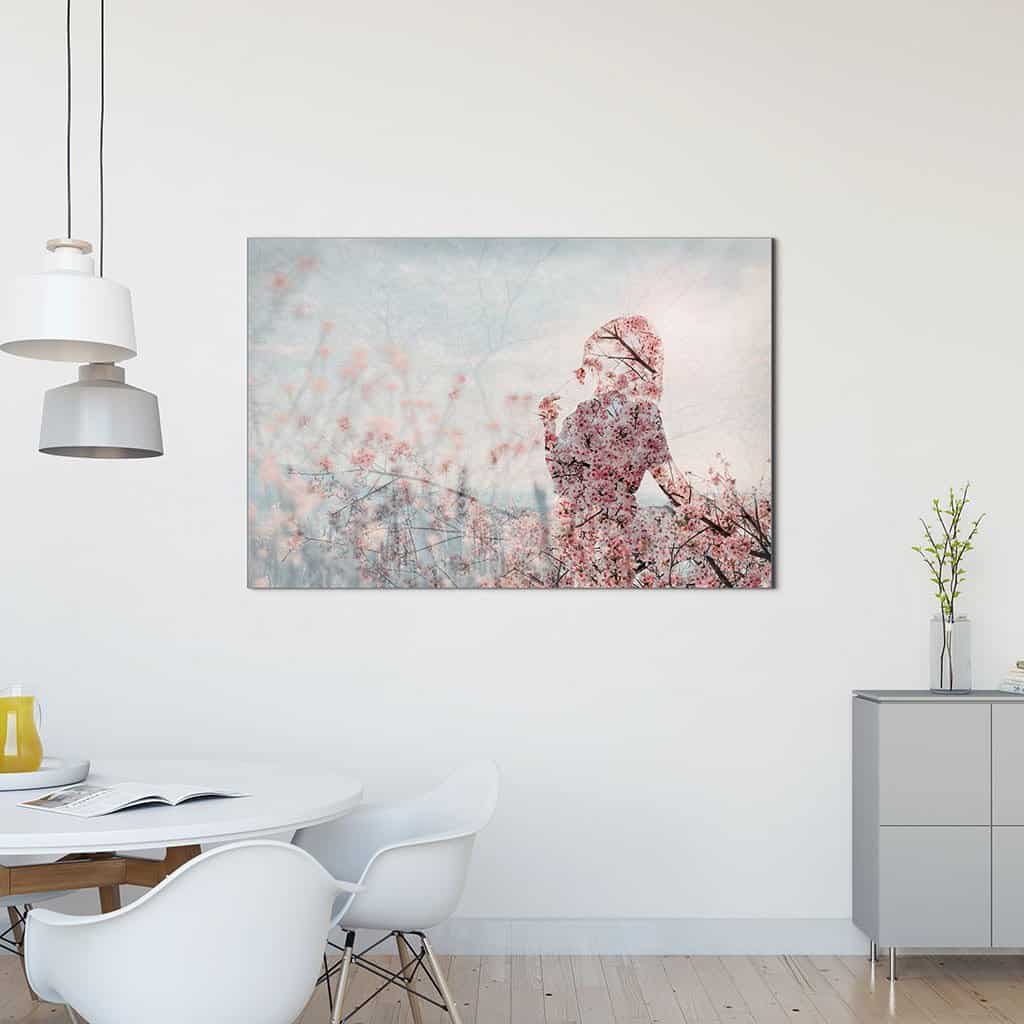 Meisje met kersenbloesems