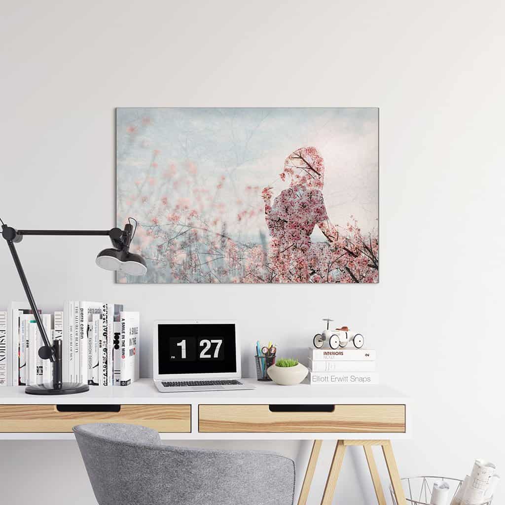 Meisje met kersenbloesems