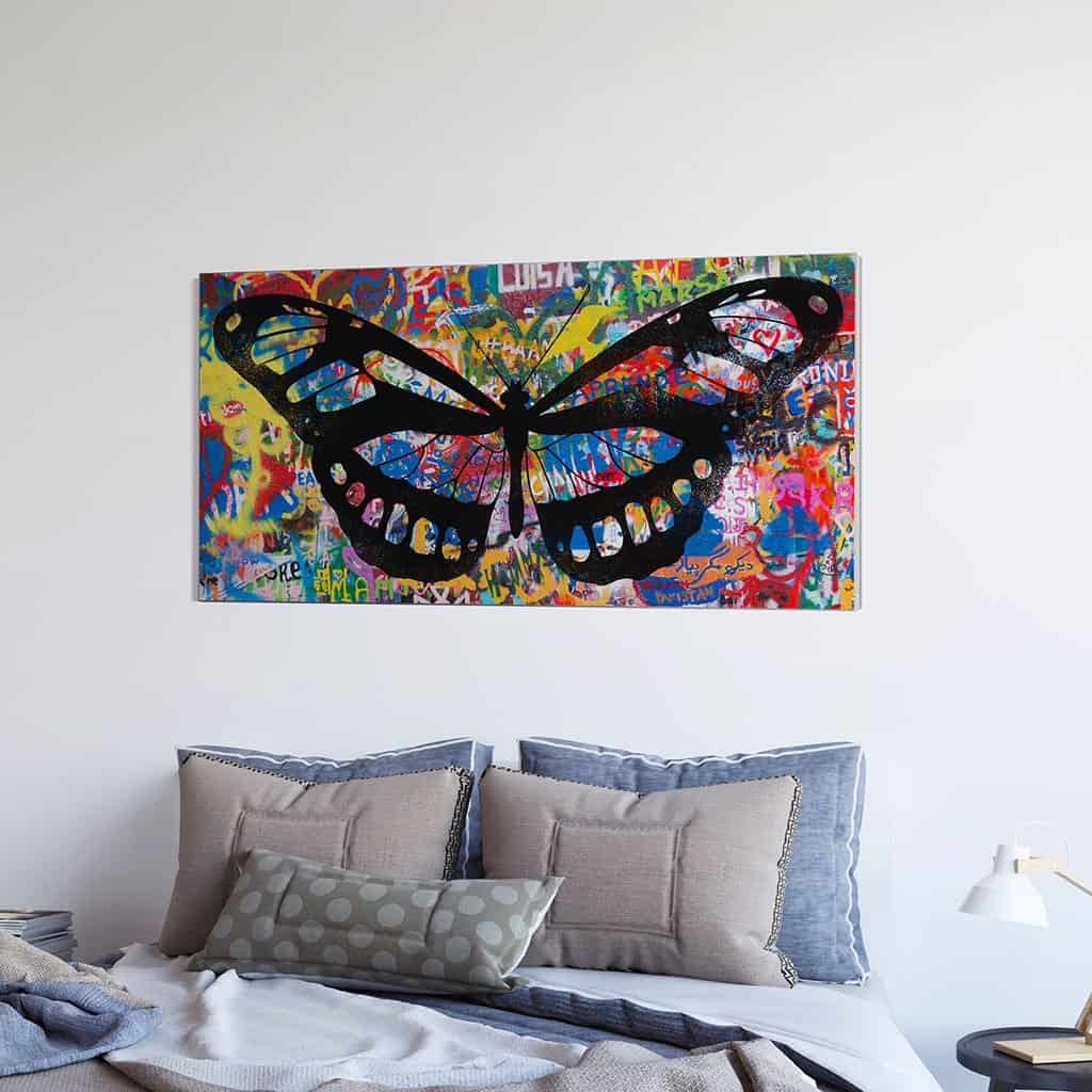 Stencil vlinder op graffiti muur