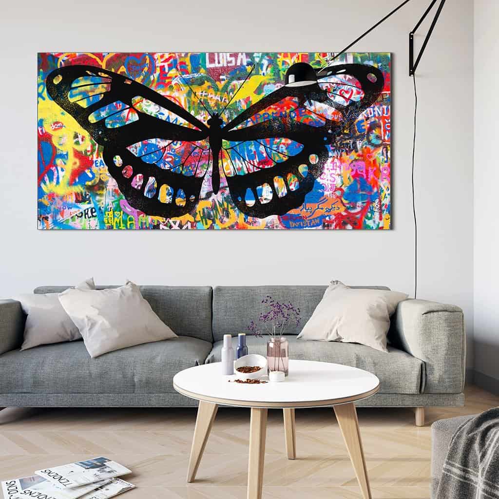 Stencil vlinder op graffiti muur