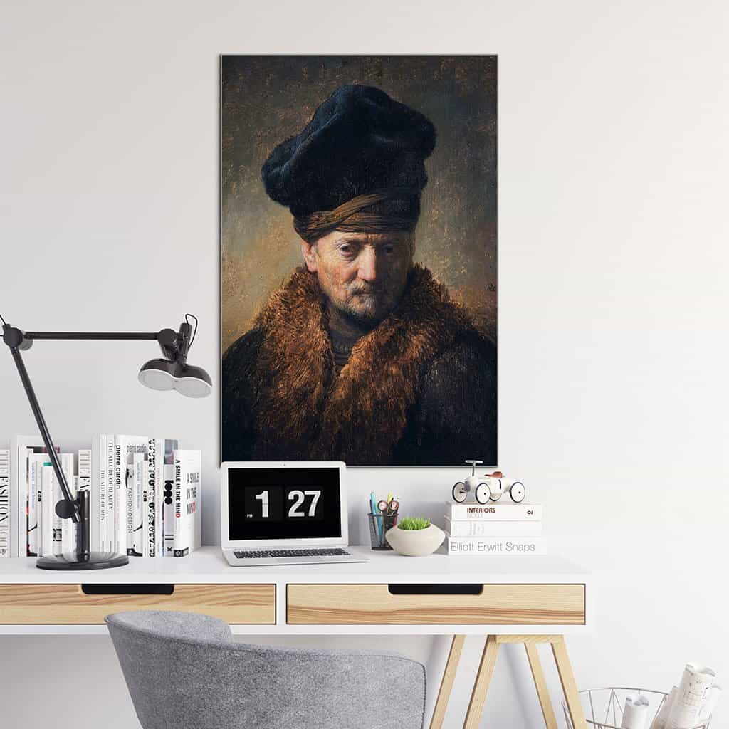 Borstbeeld van een oude man met een bontmuts op (Rembrandt)