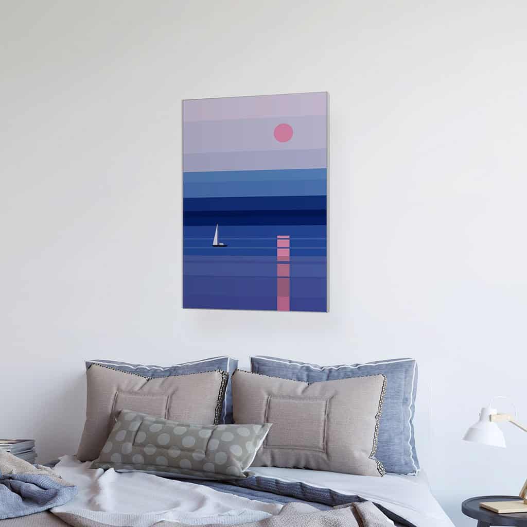 Blauw en roze zeegezicht met zeilboot