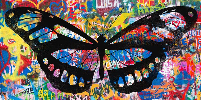 Stencil vlinder op graffiti muur